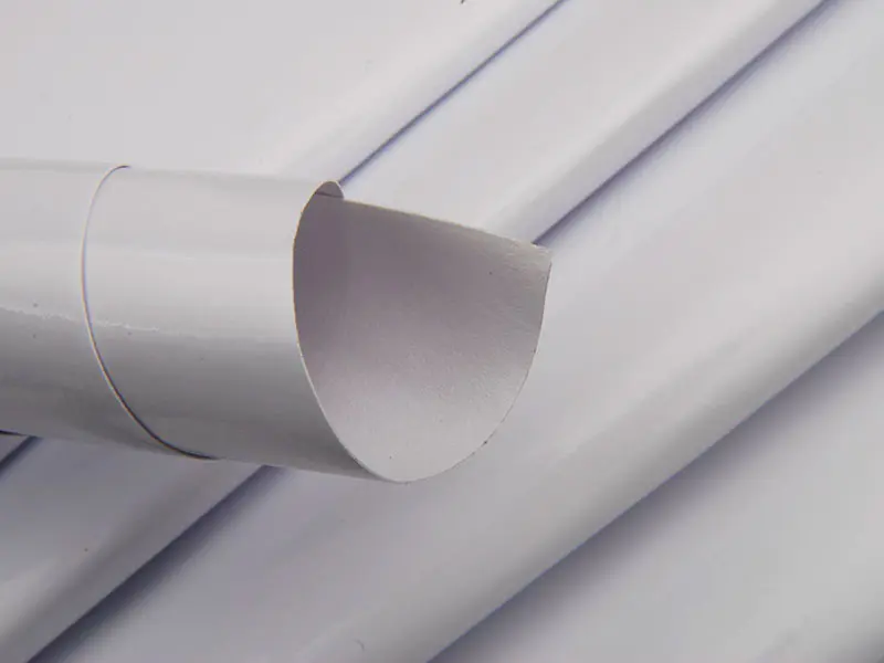 Samolepiace vinylové rolky s bielou digitálnou potlačou 140 g/m2